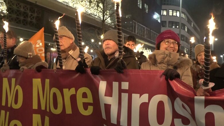 トーチを手にパレード