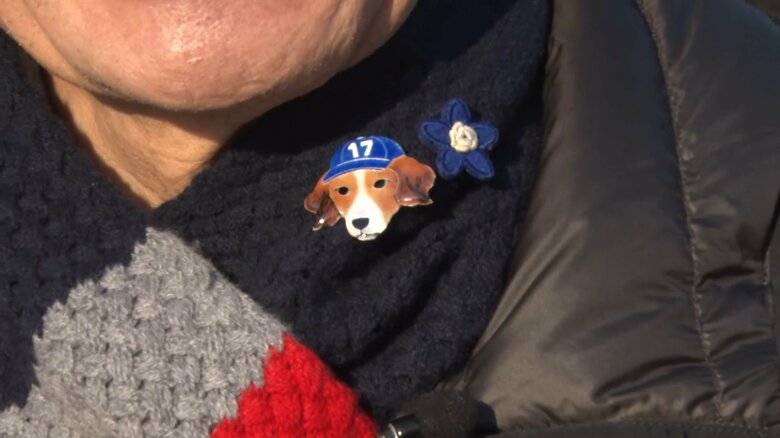 デコピンをモチーフにした七宝焼きのブローチ