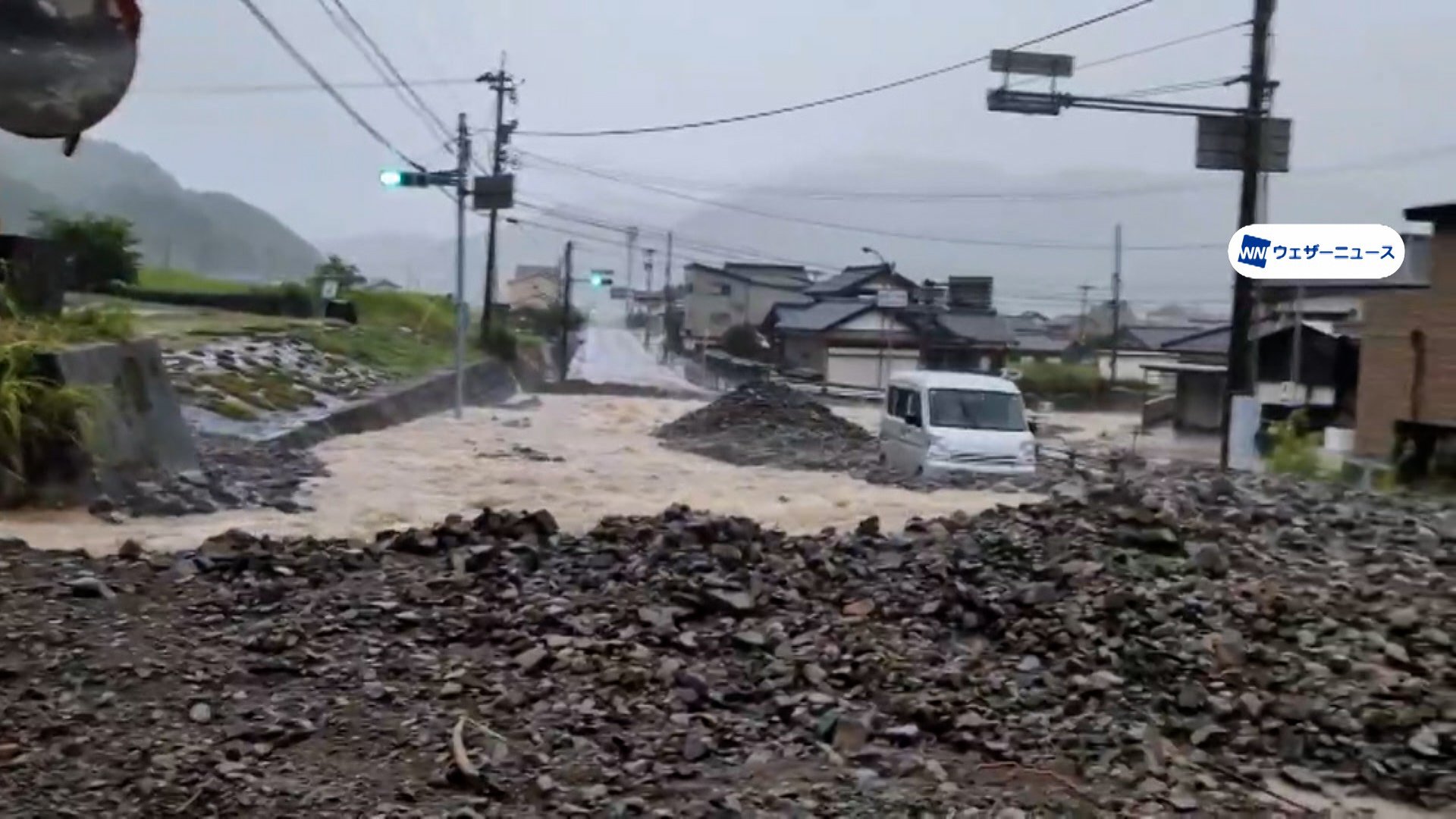 「石がゴロゴロ」記録的豪雨で道路に“大量の石”流れる “周囲と比べて低い場所”は注意 福井・永平寺町