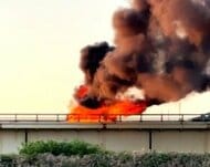 ”バチンバチン”という破裂音と激しく吹き出す炎…高速道路で5人が乗った車から出火…全員避難して無事…道央道の岩見沢IC→江別東ICが通行止め…消防車など7台で消火活動＜北海道岩見沢市＞