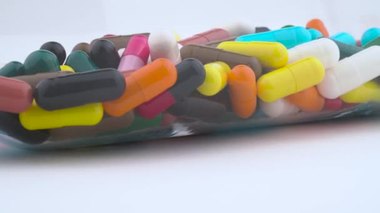 でんぷんカプセル市場ー原料別;形態別;サイズ別;アプリケーション別(健康補助食品、抗生物質および抗炎症、心臓血管およびその他);製品別、エンドユーザー別-グローバル需要分析と機会の見通し2028年