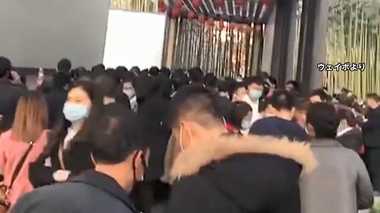 新型コロナウイルス“制圧”アピールの中国…観光地には早くも“喜びの大行列”