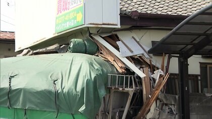 走行中のトレーラーの荷台が住宅を直撃「突然はずれて突っ込んだ」　運転手自ら通報　けが人なし　群馬・みどり市