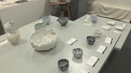 霧のような粒子が光る釉薬が特徴…愛知県東海市の陶芸家・加藤真美さんの作品展 2/15まで約80点を展示