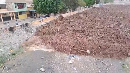 “迫る赤い木々”ペルー・ナスカ県で集中豪雨により氾濫発生　世界遺産の「地上絵」には影響なし　アルゼンチンでは川が赤く染まる…工場の廃棄化学物質原因か