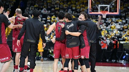 バスケ天皇杯 川崎ブレイブサンダースが7年ぶりの優勝 辻直人「我ながらええとこで決めた」
