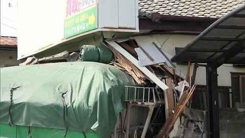走行中のトレーラーの荷台が住宅を直撃「突然はずれて突っ込んだ」　運転手自ら通報　けが人なし　群馬・みどり市