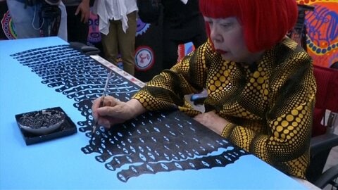 「亡くなる直前まで絵筆手放すことなく」芸術家・草間彌生さん（97）多臓器不全で死去　療養中の病室で絵画製作も