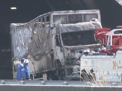 壁等に黒く焼け焦げた跡…6人が死亡した新名神での追突・炎上事故の現場は 逮捕の女「前をよく見ていなかった」