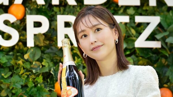 桐谷美玲、美脚チラリ…ざっくりスリットで夏らしさ全開！純白サマー