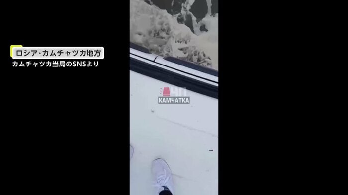 車の屋根に避難した撮影者