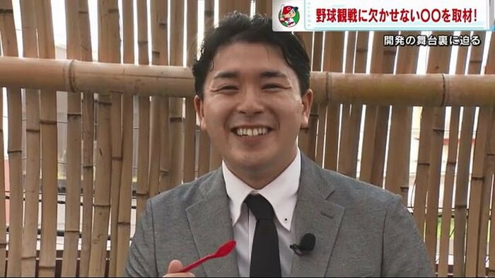 森下投手のスイーツに満面の笑みを浮かべる野川アナ