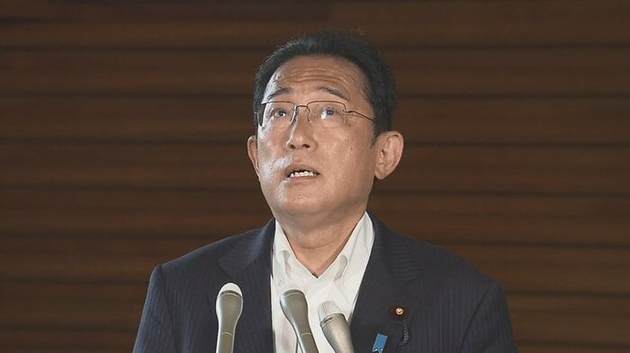 ぶら下がり取材に応じた岸田首相(8日午後3時前)
