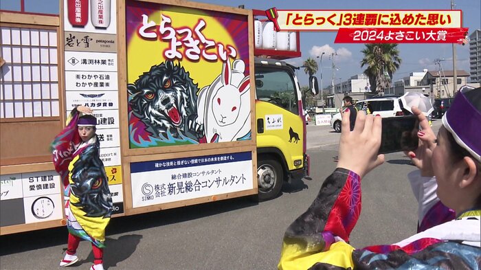 トラックの前で写真を撮る近藤さん