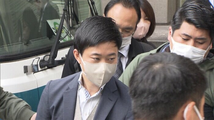 連行される佐藤大容疑者(32)(19日 池袋署)