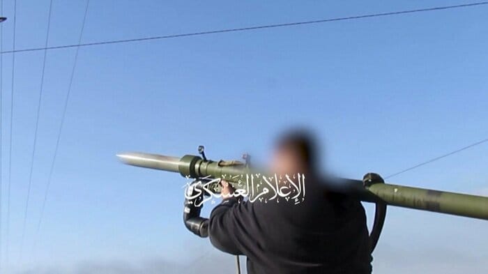 ロケット弾を発射する戦闘員(ハマスの軍事部門が10月9日に公開した映像より)