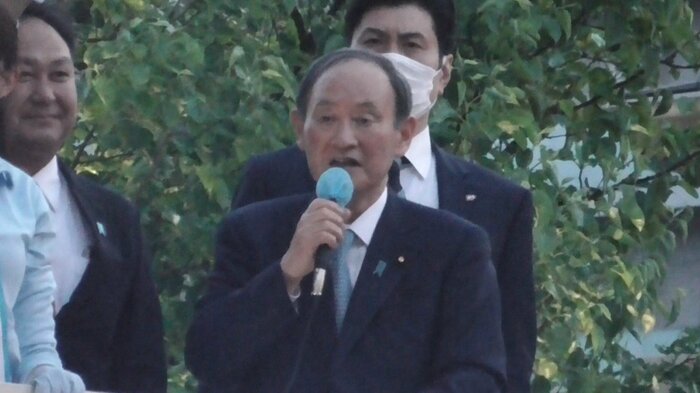 千葉・JR市川駅前で応援演説に臨む菅前首相(21日)