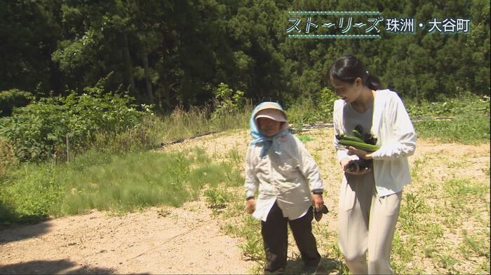 記者に次々と野菜をくれる暢子さん