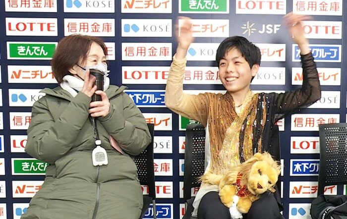 スピンオール4を受けて両手を挙げて喜ぶ木村