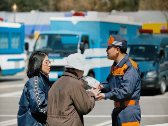 被災者に記念品を渡す大木英敏隊長(右)