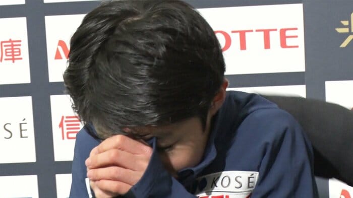 SP後、キスクラで悔しそうにする西野太翔