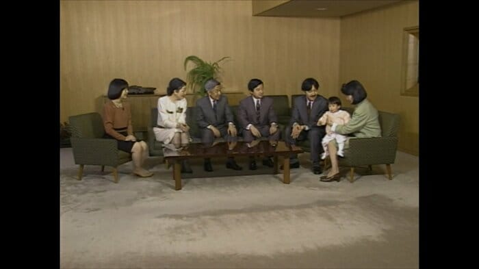平成4年(1992年)12月 「赤坂御所」に集まられた当時の天皇ご一家上皇ご夫妻は、同じ御用地に住む初孫・眞子さんと度々一緒に過ごされていた