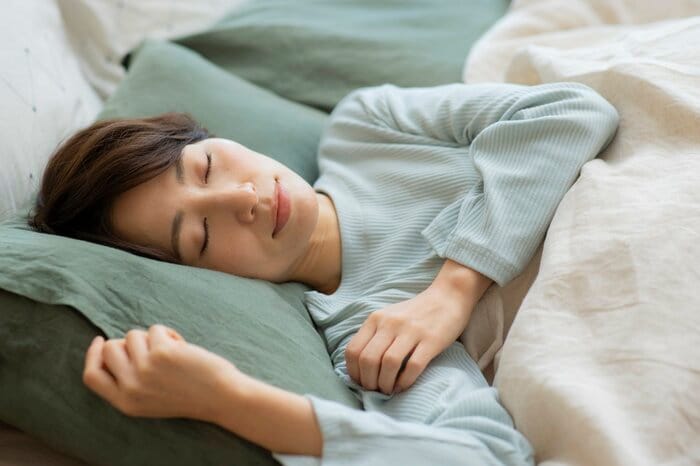寝ながらゆったりと呼吸してみよう(画像はイメージ)
