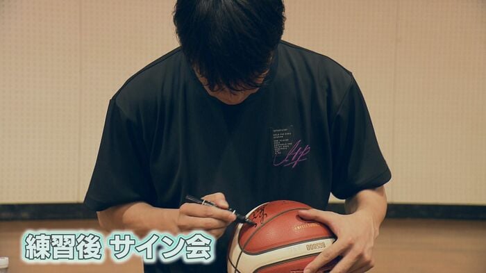 山下さんがボールにサイン　「飾る」ではなく「使う」子どもも…
