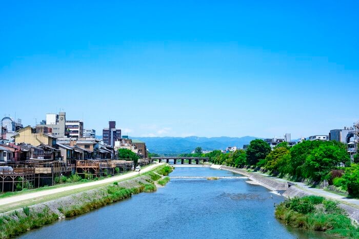 いまやデートスポットの場所でもある鴨川だが(画像:イメージ)