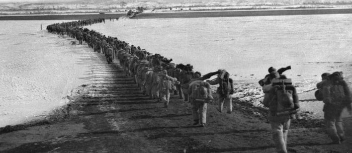 鴨緑江を渡る中国人民志願軍(1950年10月19日)