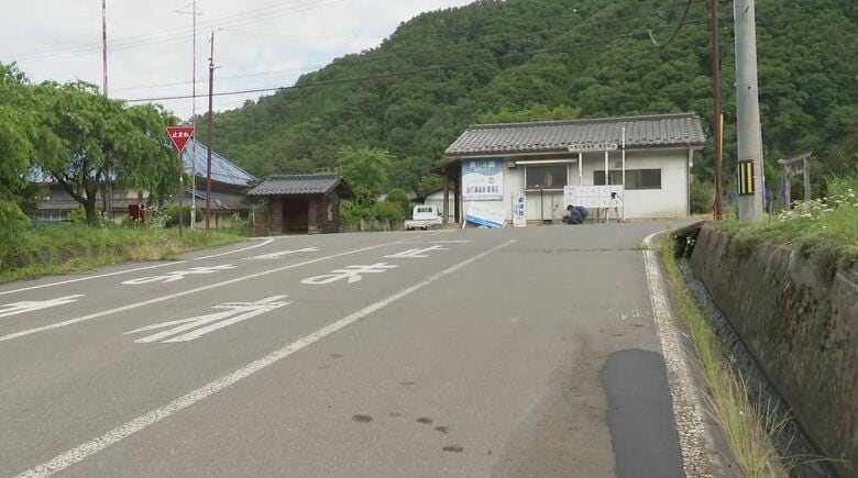 軽トラックが道路わきの看板に衝突　運転していた75歳男性が死亡　丁字路交差点を曲がらないまま直進か｜FNNプライムオンライン