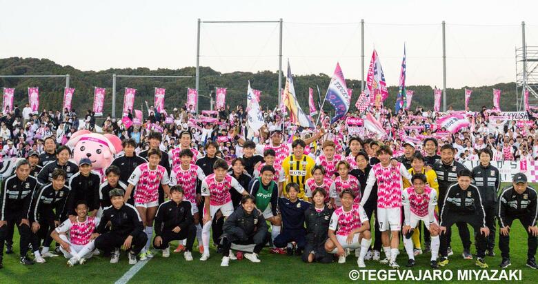 【J2昇格PO】テゲバ宮崎、執念の決勝進出! 井上怜&松本雄真が鹿児島からゴール奪う サポーターの大声援が導いた“歴史的勝利” 大熊監督「必ず勝って上に行く」|FNNプライムオンライン