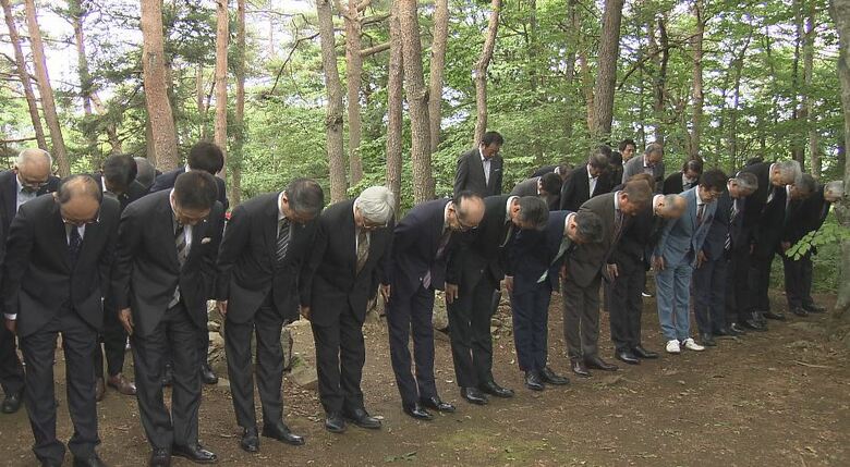“日本一短い祭り”「一同、礼」20秒で終了「お直りください」　記念碑に向かって一礼するだけ　長野県岡谷・塩尻境の峠で｜FNNプライムオンライン