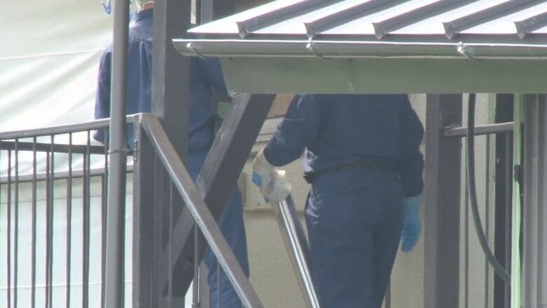 住民が「異臭がする」と通報　自宅に遺体を遺棄した疑いで無職の56歳男を逮捕　80代の父親と2人暮らし、連絡取れず｜FNNプライムオンライン