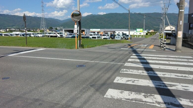 高齢ドライバー同士の事故　軽トラック運転の91歳女性が意識不明の重体　81歳男性が運転の車と出合い頭に衝突　現場は信号機のない交差点｜FNNプライムオンライン