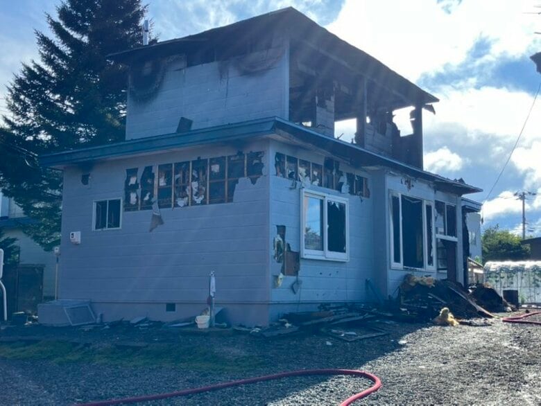 【速報】原因は落雷か？2階建て住宅焼ける…当時現場周辺は大気不安定で激しい雷雨―現在も消火活動続く〈北海道浜中町〉｜FNNプライムオンライン