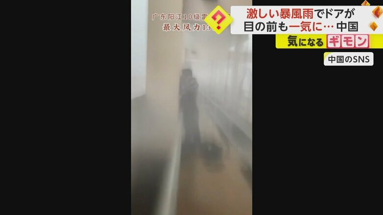 柱の陰に隠れる人の様子