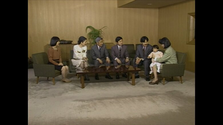 平成4年(1992年)12月 「赤坂御所」に集まられた当時の天皇ご一家上皇ご夫妻は、同じ御用地に住む初孫・眞子さんと度々一緒に過ごされていた
