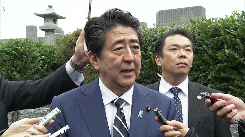 墓参後、記者団の質問に答える安倍首相(1月6日 山口・長門市)