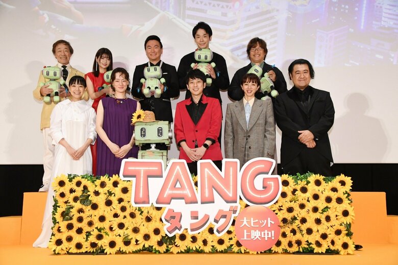 (上段左から)武田鉄矢さん、景井ひなさん、山内健司(かまいたち)さん、濱家隆一(かまいたち)さん、三木孝浩監督、(下段左から)奈緒さん、市川実日子さん、二宮和也さん、満島ひかりさん、小手伸也さん