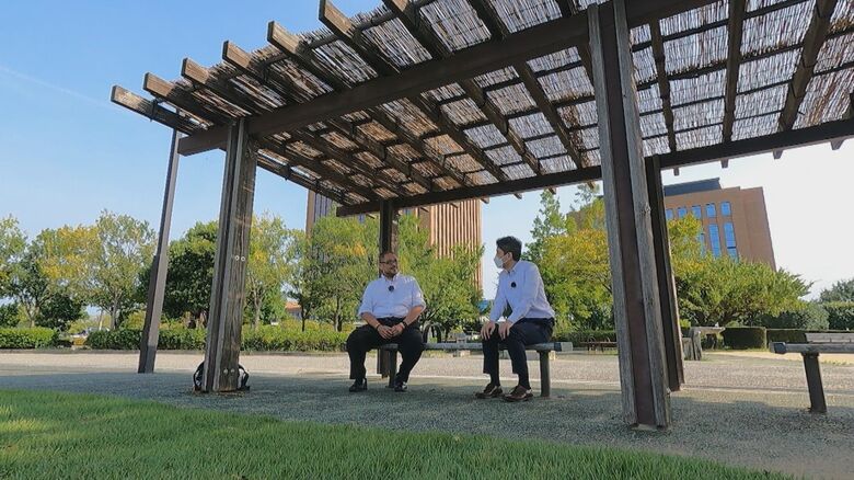 取材班に思いを語る奥村さん(左)