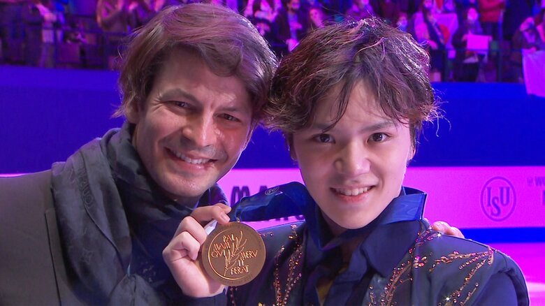 2022年の世界選手権、ステファン・ランビエールコーチと金メダルを喜ぶ宇野