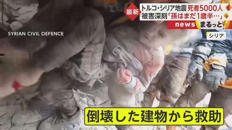 倒壊した建物から、男の子が助け出された。何か声を上げている(シリア)