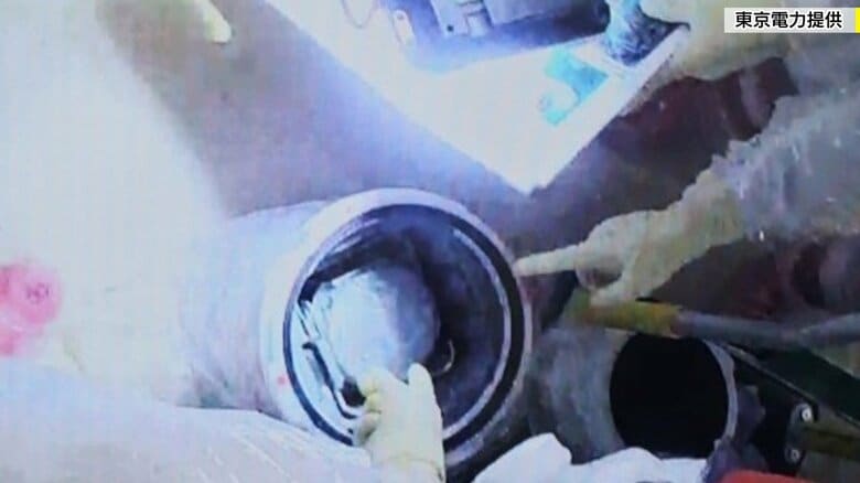 試験的に取り出した燃料デブリが入ったコンテナを運搬ボックスへ（提供：東京電力）