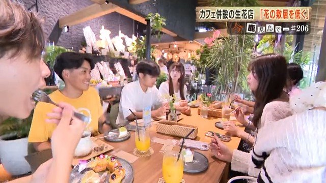 カフェを訪れた若い客