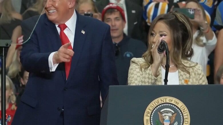 共和党候補の集会に登壇したトランプ大統領とラッパーのニッキー・ミナージュさん（2026年10月25日　ミシガン州）