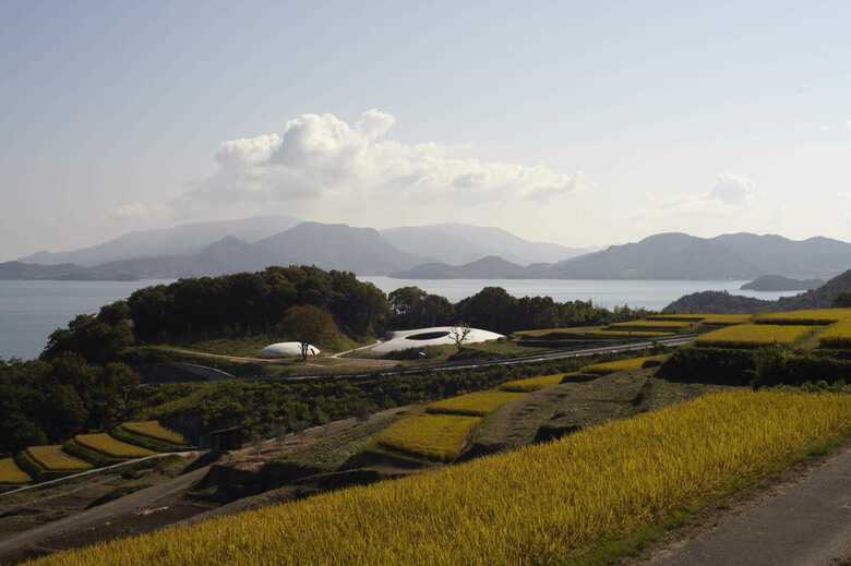 豊島美術館　写真：森川昇