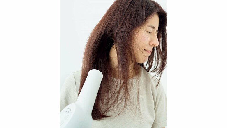 下からドライヤーを当てるのはNG！キューティクルがめくれ上がる要因に