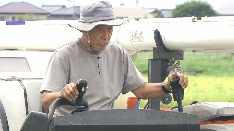 雨予報を前に稲刈りを急ぐ河戸さん