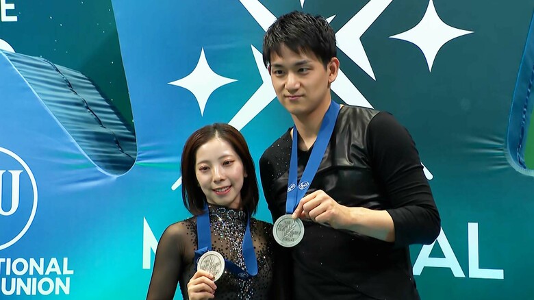 銀メダルを掲げて笑顔を見せる“りくりゅう”